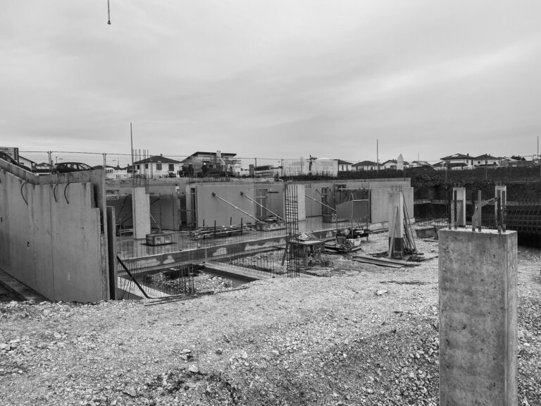 Das Foto zeigt einen Rohbau und eine Erdgeschoss auf einer Baustelle